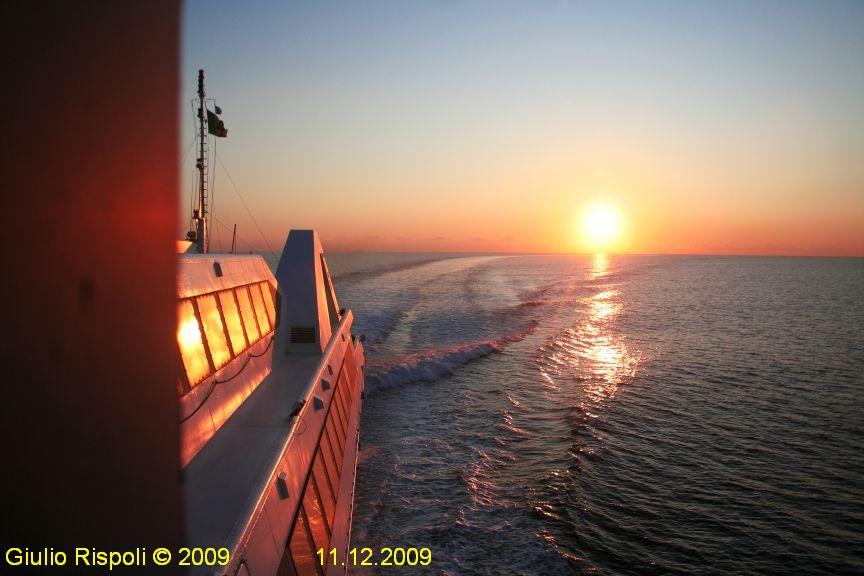 Tramonto in navigazione a bordo dell'Isola di Vulcano - Sunshine on board.jpg